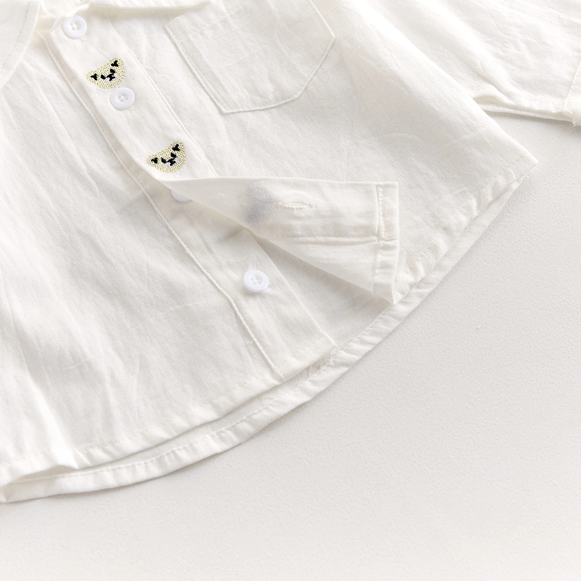 Unisex-Baby-Langarmshirt in Weiß, neues Design für die Herbst- und Frühjahrssaison, stilvolles und vielseitiges Oberteil für Babys und Kleinkinder. – Detail 5