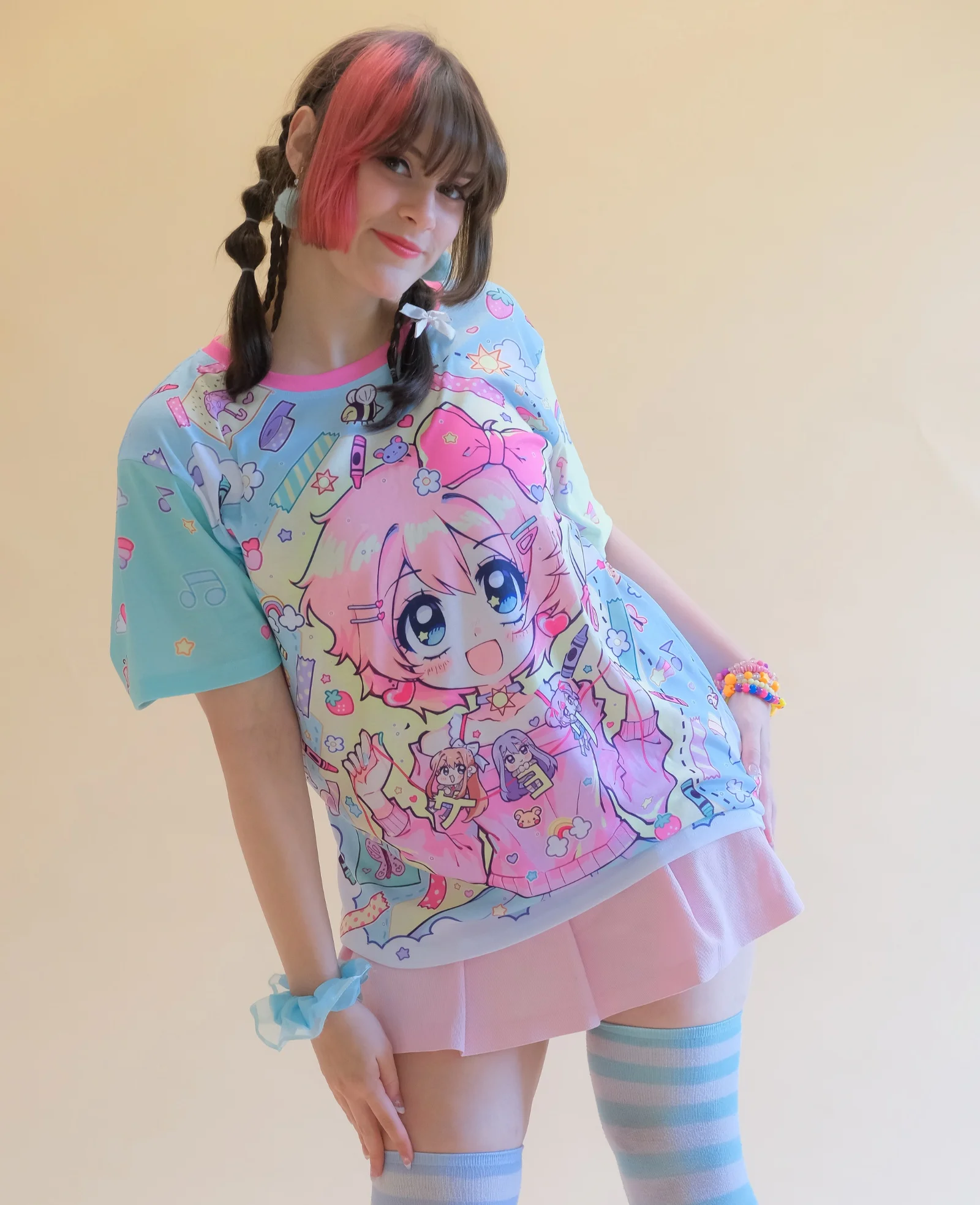 Harajuku Y2K Rosa Schleife Anime-Mädchen T-Shirt mit Vollflächendruck, Waschband, Schere, Stift, Puppe, Asymmetrischer Kontrast-Ärmel für Erwachsene und Kinder – Detail 5