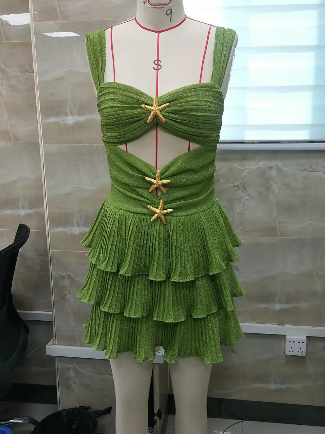 فستان نسائي صيفي مثير بدون أكمام بفتحات أمامية مفرغة من الأمام وديكور نجم البحر فستان كامي متدرج لحفلات الملهى الليلي