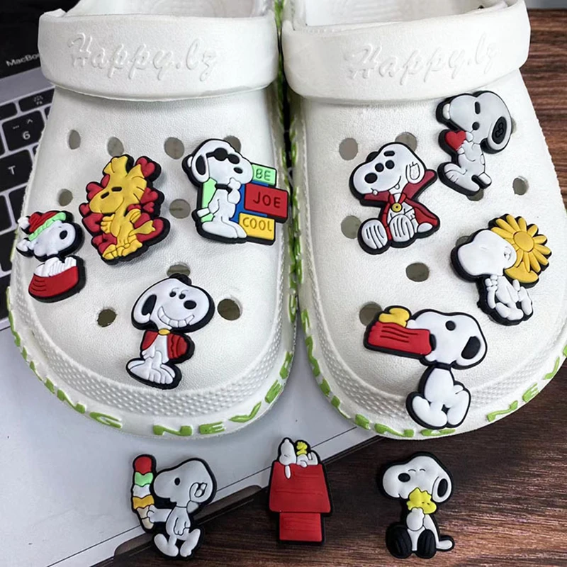 MINISO Snoopy-dijes para zapatos, zuecos de dibujos animados, sandalias de PVC, decoraciones para zapatos, accesorios con hebilla, regalos de Navidad y cumpleaños para niños