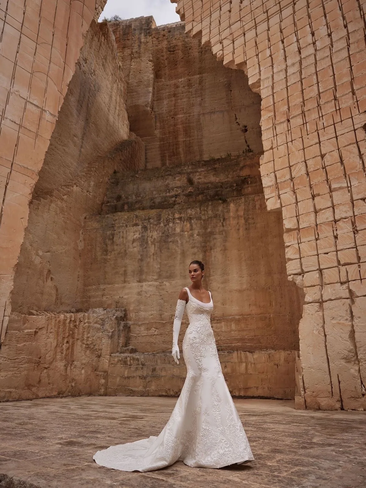 Abiti da sposa eleganti a sirena per le donne Abito senza maniche con scollo rotondo Applicazioni di perle Abito personalizzato con strascico senza schienale