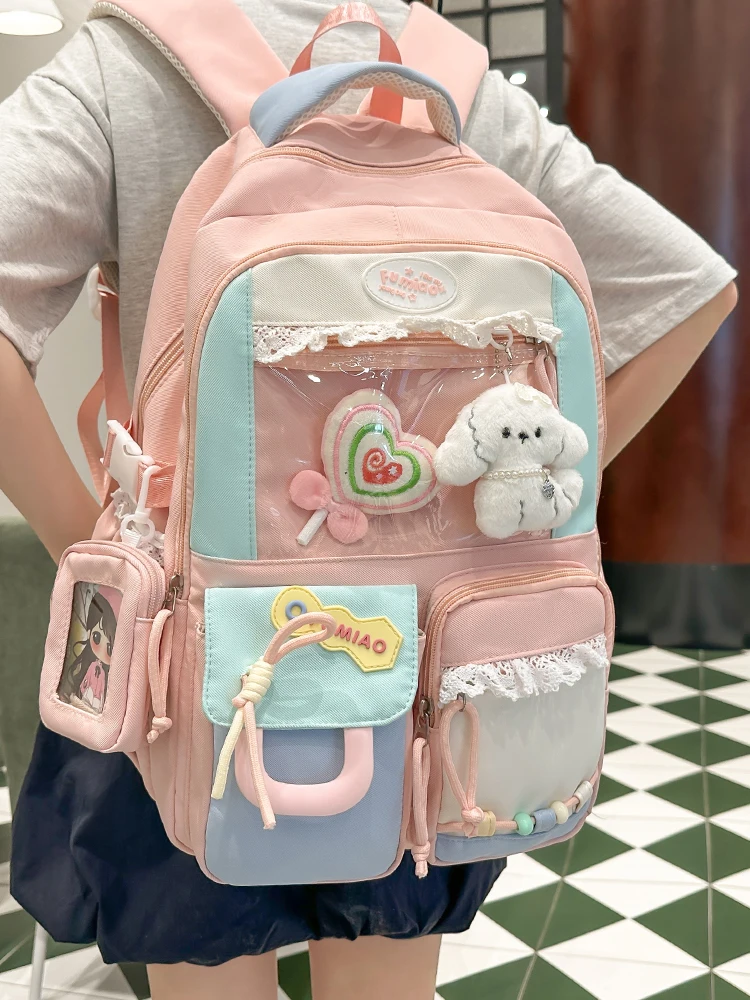 กระเป๋านักเรียนสีบล็อกขนาดใหญ่สำหรับนักเรียนหญิงระดับมัธยมปลาย นักเรียนประถมและมัธยมต้นก็สามารถใช้ได้ด้วย