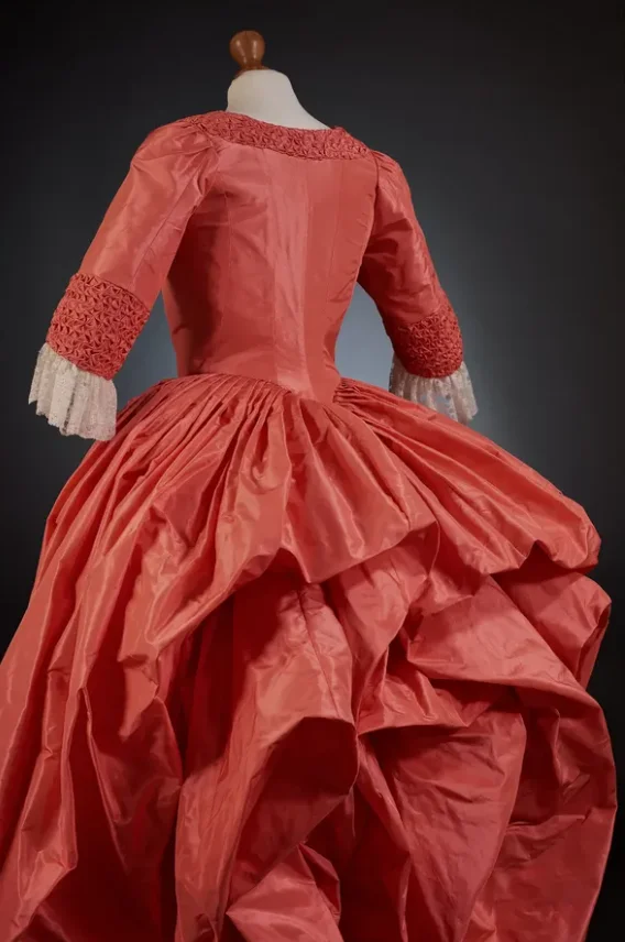 로코코 스타일 핑크 새틴 가운, 정교한 금 장식과 레이어드 스커트, 역사적 재연, 할로윈, 크리스마스