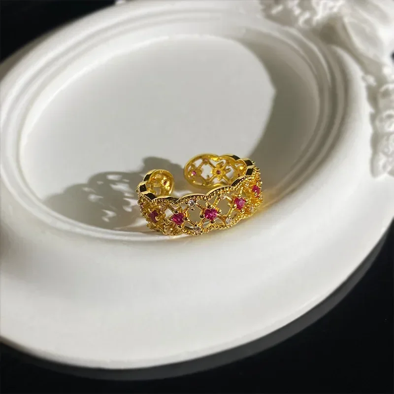 

MDL Moissanite style.Moissanite stylegold colored gemstone ring women 18K gold plated lace niche design green spinel finger ring