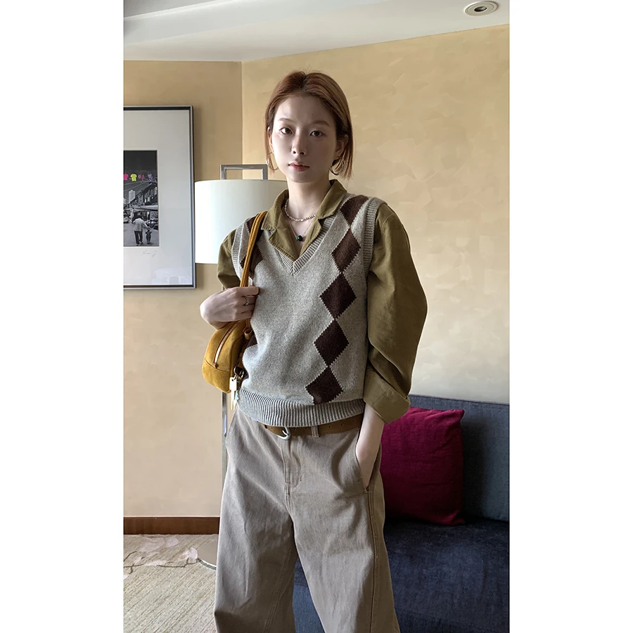 

HelloooEat Autumn Vintage V-Ne Quilted Woolen Vest Versatile Tawny Svel Top Women's Faion Polyester Fiber Blend