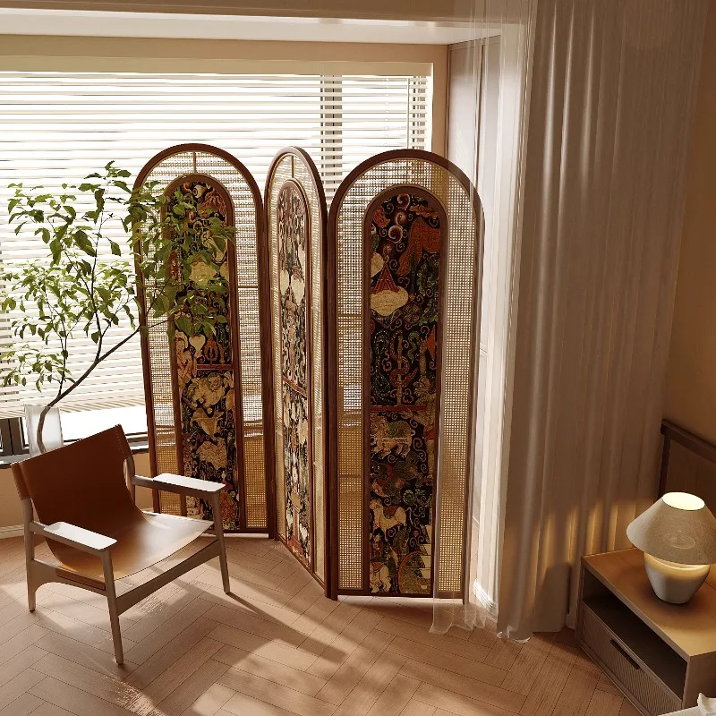 Mampara divisoria móvil plegable de ratán.