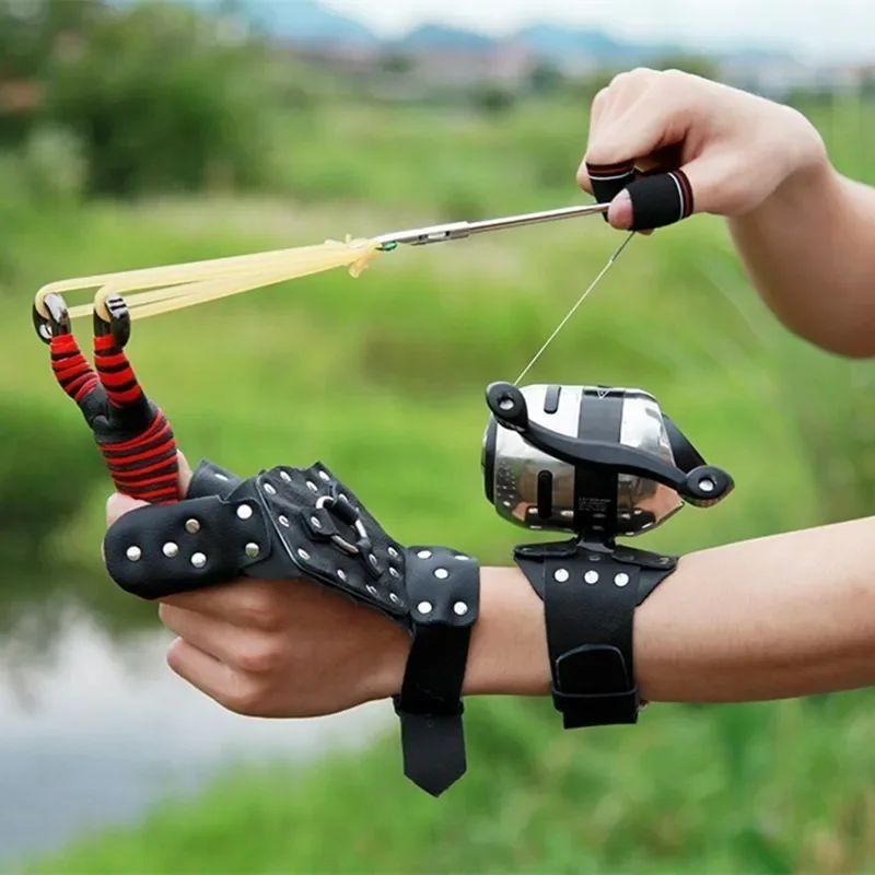 Stainless Steel Slingshot Fishing Wheel 3.3:1 Closed Shooting Fishing Reel with Wristband Outdoor Fishing Gear Accessory