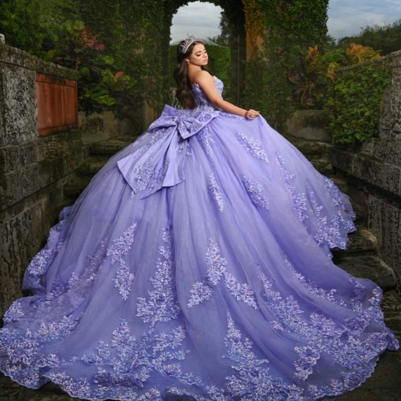 Abiti Quinceanera lucidi color lavanda con spalle scoperte Applique in pizzo con perline Fiocco di cristallo Corsetto in tulle Festa di compleanno Abito dolce 16