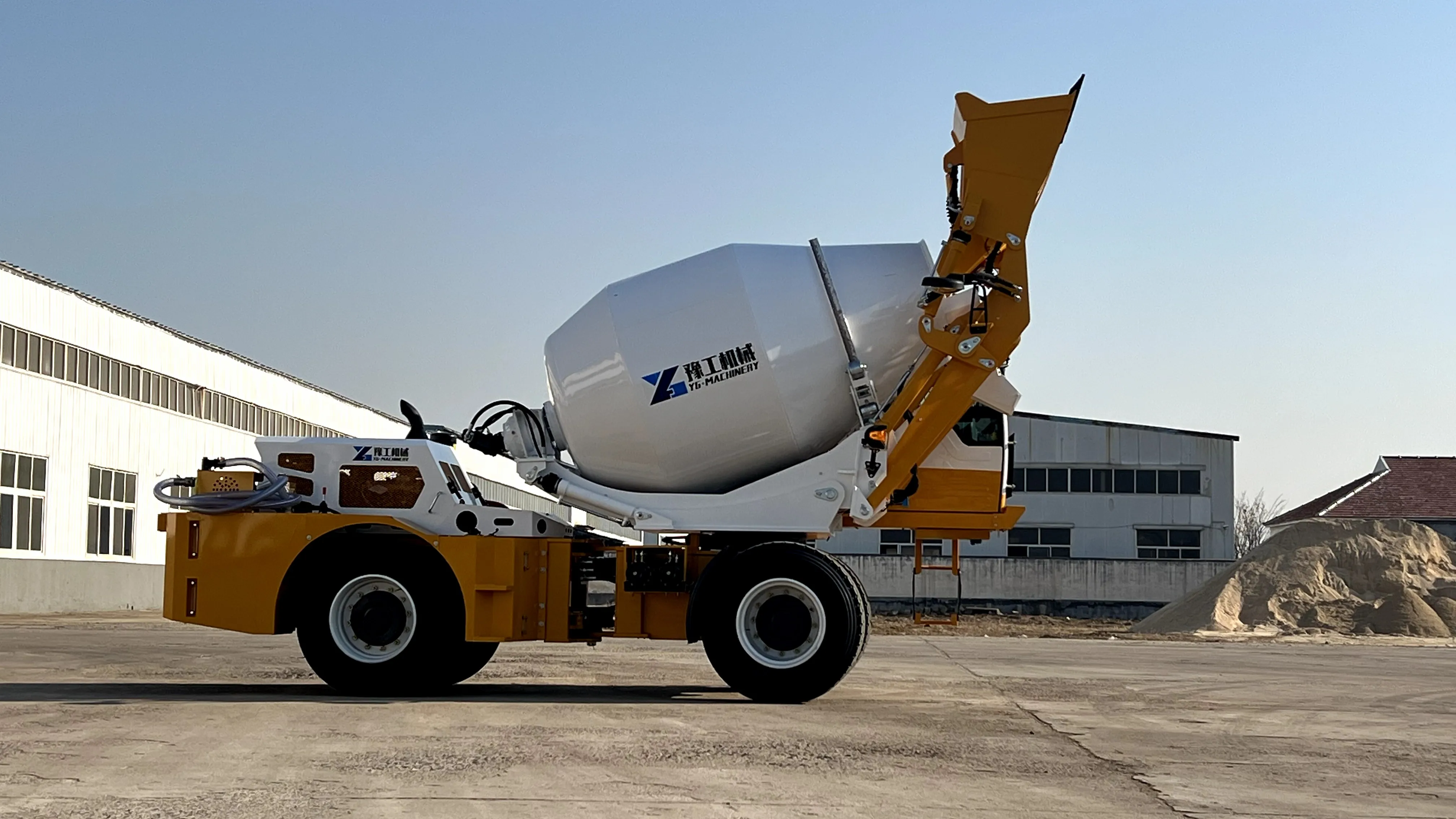 Stable Mixing Self Loading Concrete Mixer Truck Produces Homogeneous Concrete Mixture