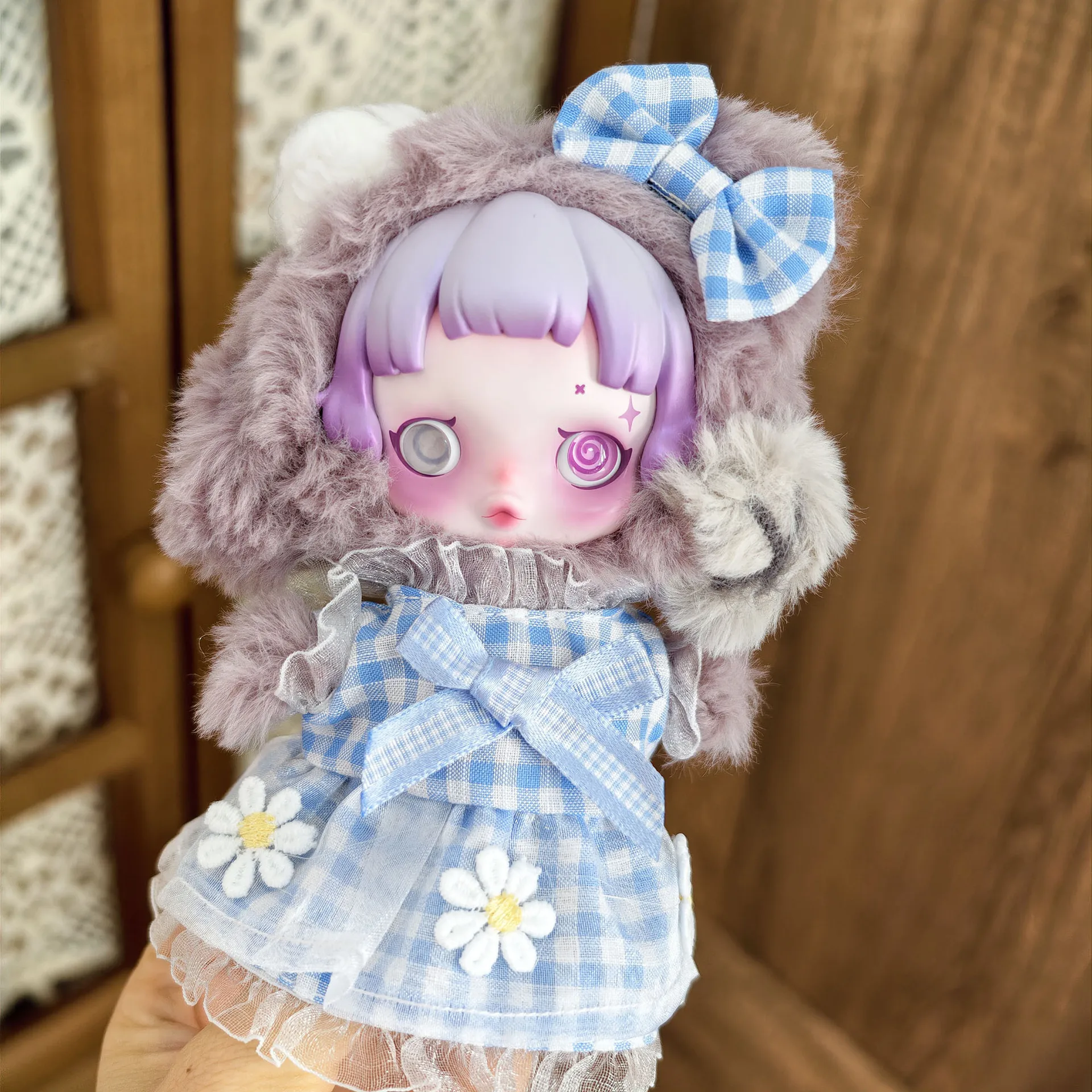 POPmart Trendy Play SP Babykleidung Gänseblümchen karierter Rock zweiteiliges Set 17CM Kleidung leichte Weberei Gartenplüsch Puppenkleidung