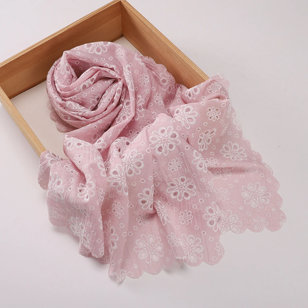 Crinkle-Stoff, weiße Blumenstickerei, muslimischer Hijab, gewellter Spitzenrand, islamisches Kopftuch, eleganter türkischer Stil, Damenschal – Detail 4