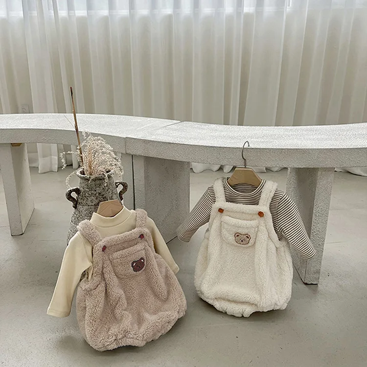 بدلة أطفال شتوية جديدة لعام 2025 بدون أكمام من القطيفة بالإضافة إلى بدلة مخملية سميكة للأطفال الرضع بحزام على شكل دب لطيف ملابس دافئة لحديثي الولادة