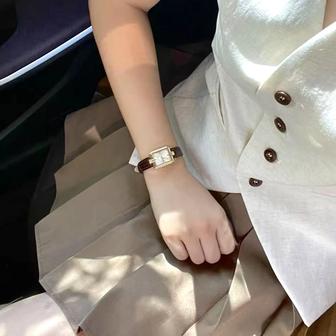 ساعة نسائية مربعة جديدة، ساعة ذهبية صغيرة فاخرة خفيفة، طراز قديم، اختيار راقي من الساعات، إكسسوارات نسائية. #2