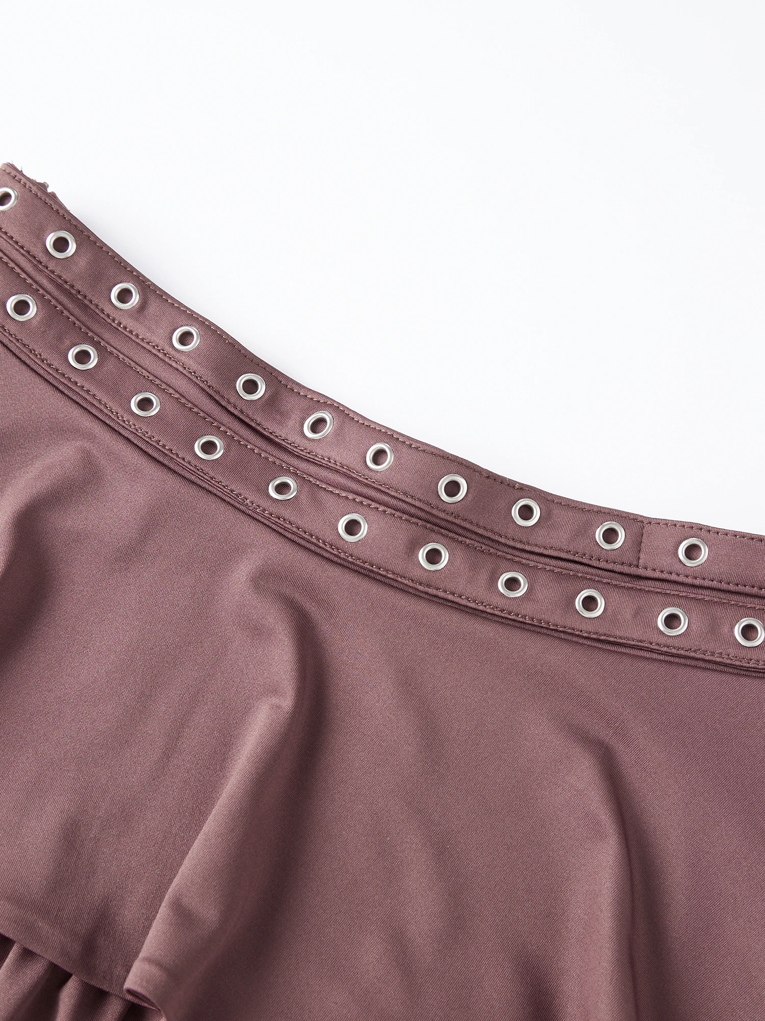 تنورة نسائية أنيقة مكشكشة مع حزام مثالية لحفلات الشاطئ الصيفية أو ملابس الشارع غير الرسمية