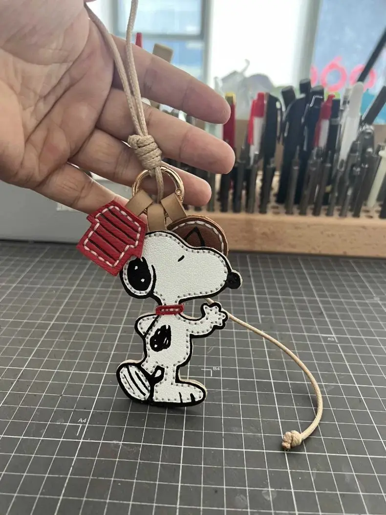 سنوبي الكرتون لطيف دمية الجلود اليدوية المفاتيح الإبداعية Kawaii الفتيان والفتيات حقيبة ظهر للطلاب قلادة تزيين هدية