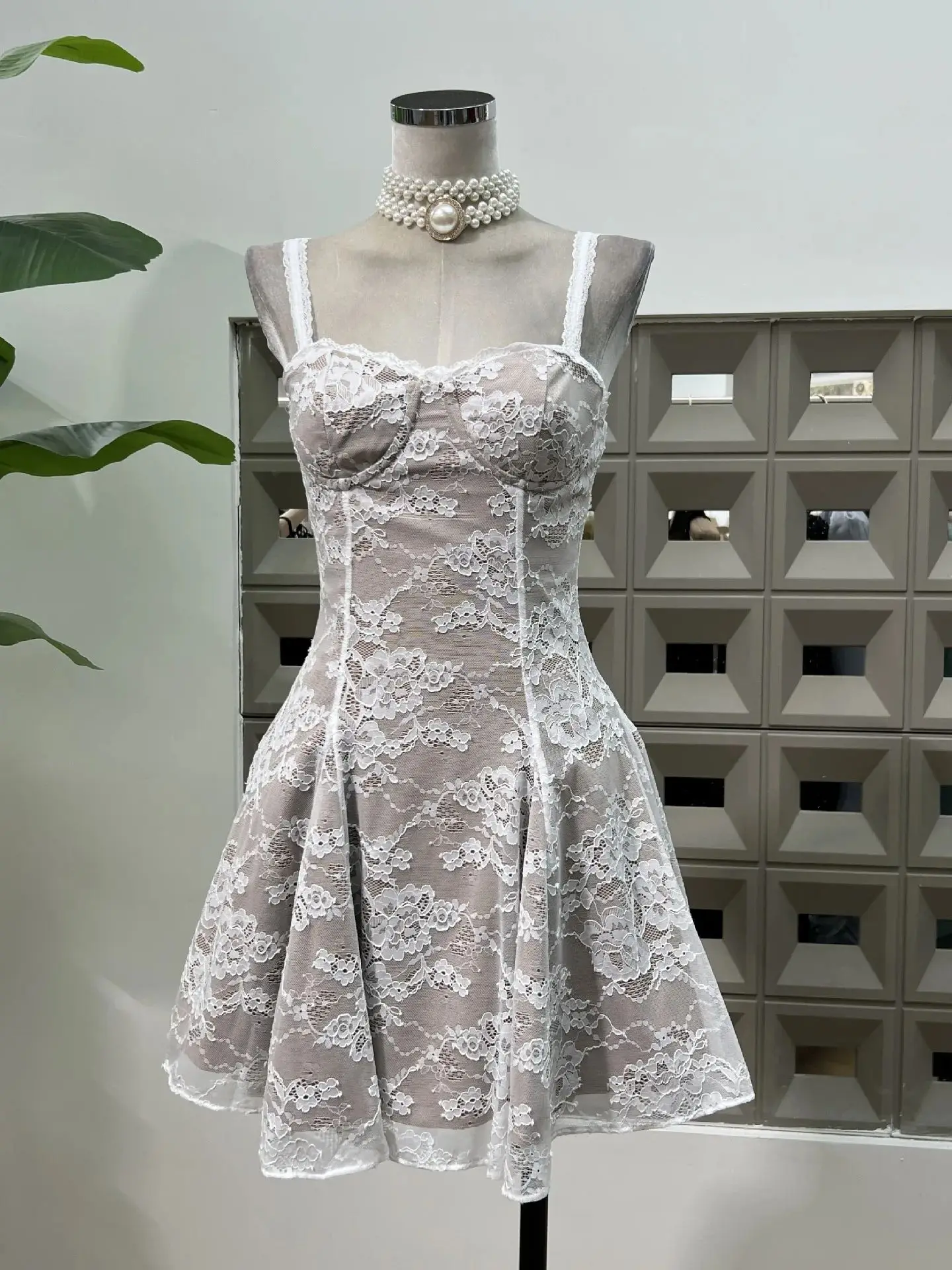 Nowa damska koronkowa suknia ślubna z ażurowymi wycięciami, długimi rękawami dzwonkowymi, czystym designem, dopasowana, bez pleców, na imprezę i wieczór.