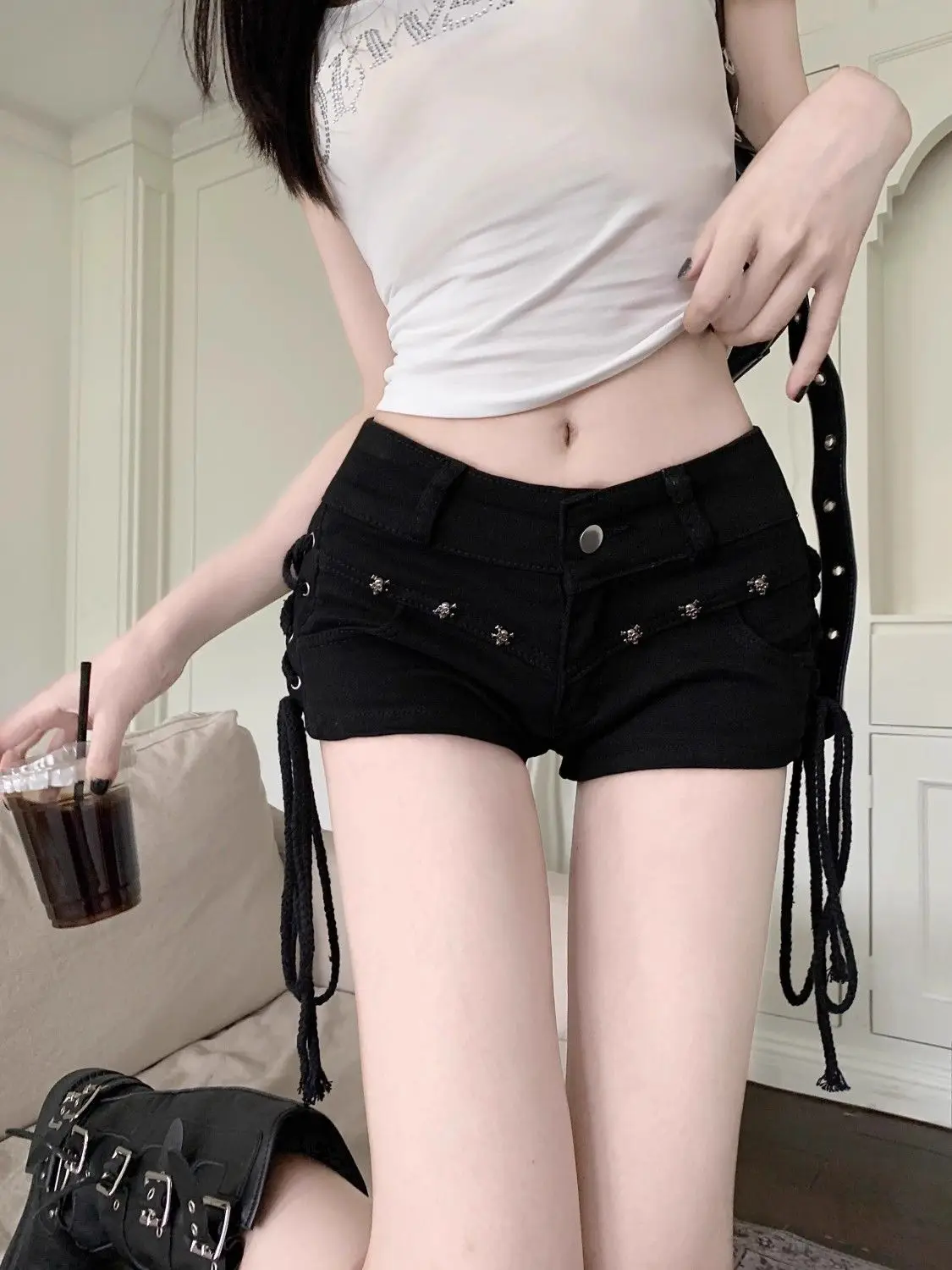 Retro Tight Black Y2k Shorts Damen Strap Rivet Design Booty Shorts