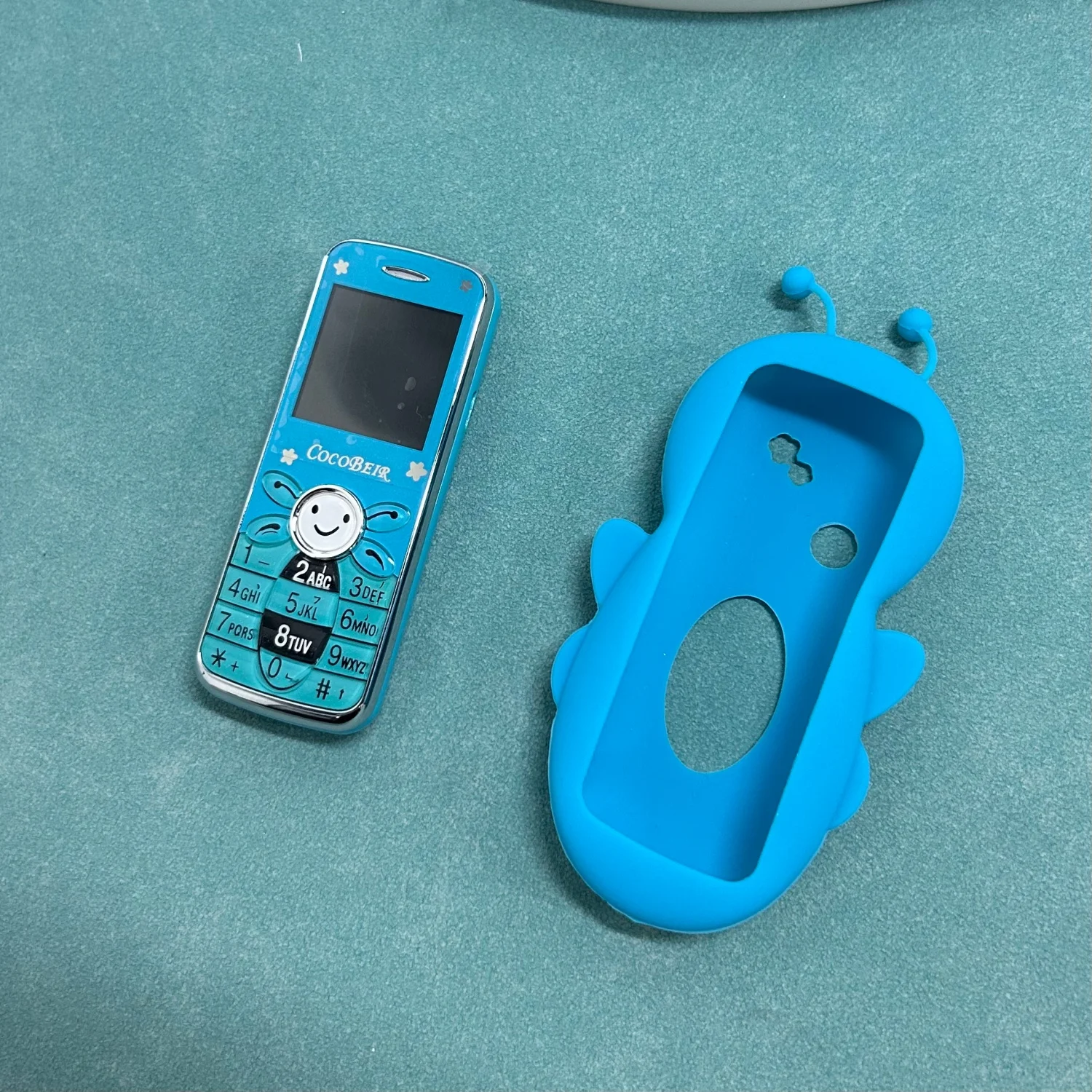 COCOBEIR D666 2G Cute Mini Cellphone Dual SIM Card Camera FM Radio Bluetooth Alarm 1500mAh GSM Mobile Phone Multi-language