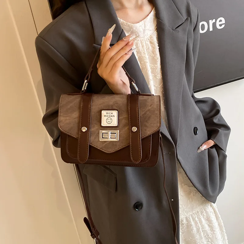 

2025 New Niche Design Versatile Contrasting Color Messenger Bag Super Fire Portable Small Square Bag High-end Design