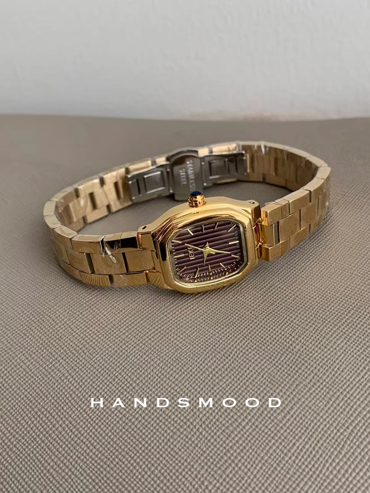 ساعة نسائية مربعة باللونين الذهبي والبني للخريف والشتاء عصرية ومتطورة كاجوال ومتعددة الاستخدامات، ساعة يد نسائية أنيقة.