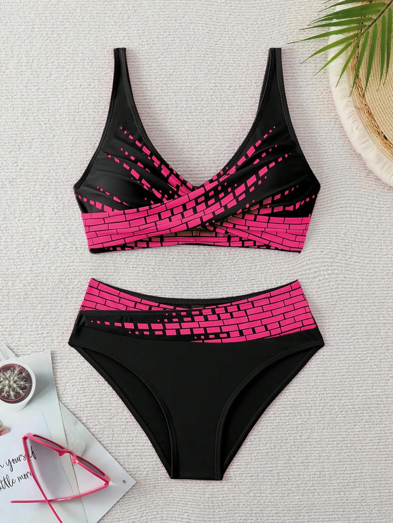 [Bikini con estampado geométrico chic] Conjunto de bikini elegante de cintura alta: estampado geométrico negro y rosa, mezcla elástica de poliéster/elastano, M