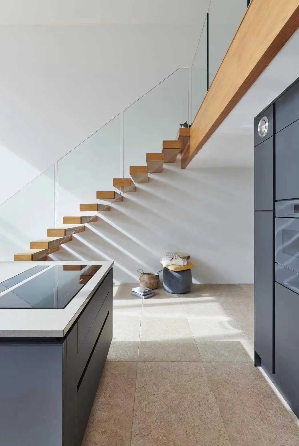 Customization Straight Stair Cantilever Staircase With Glass Panel Railing Solid Wood Steps Design Floating Stairway