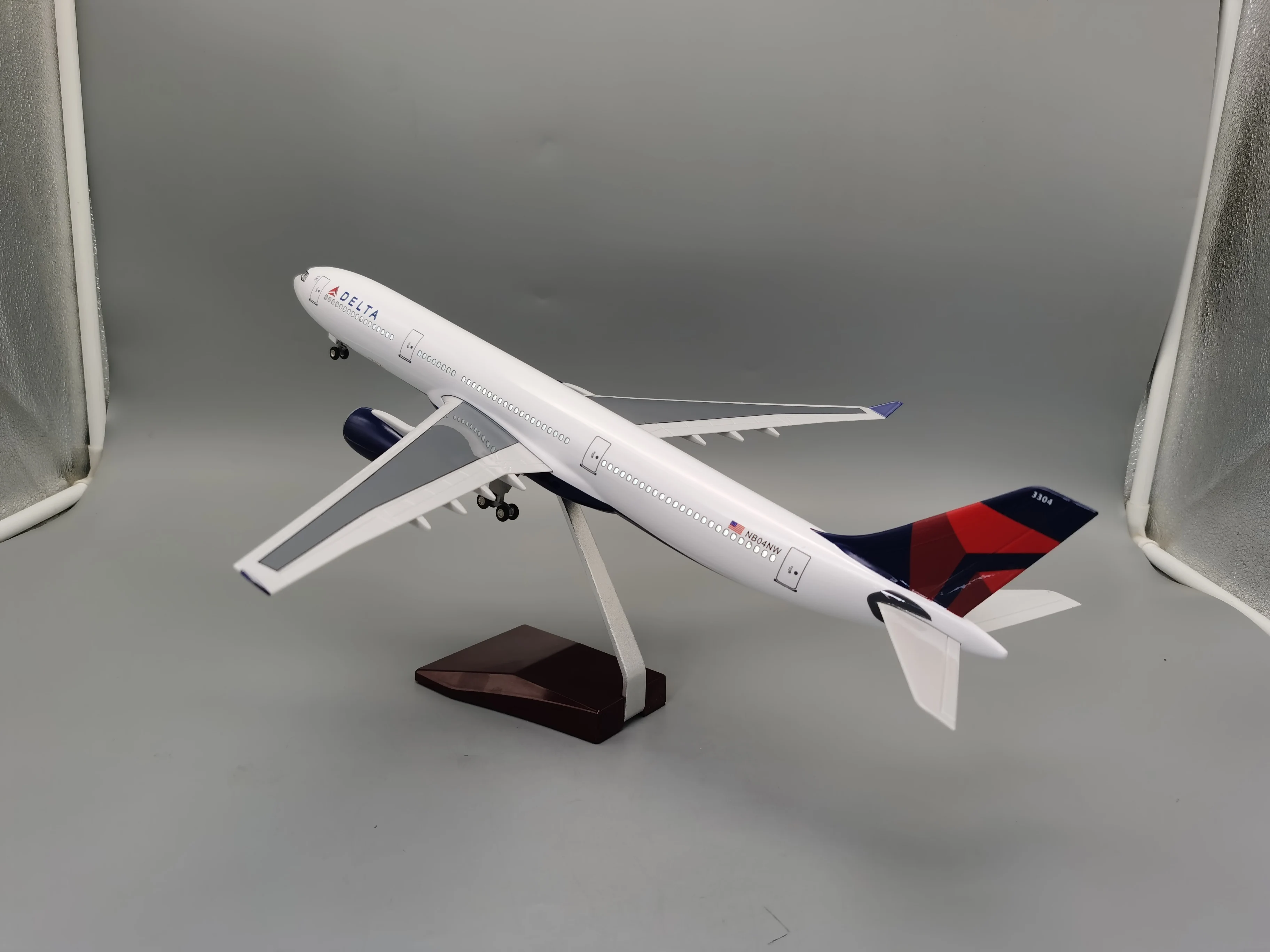 1/135 Scale 47cm Resin Diecast Airplane A330 Delta Airways Assemble Model Planes For Hobby Collectible With Wheels Landing Gear