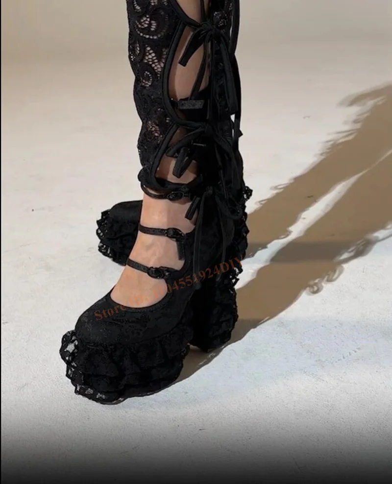 مضخة دانتيل مكشكشة بكعب عالٍ مكتنز باللون الأسود مع أشرطة بإبزيم للكاحل تصميم مجوف للنساء أحذية بكعب عالي