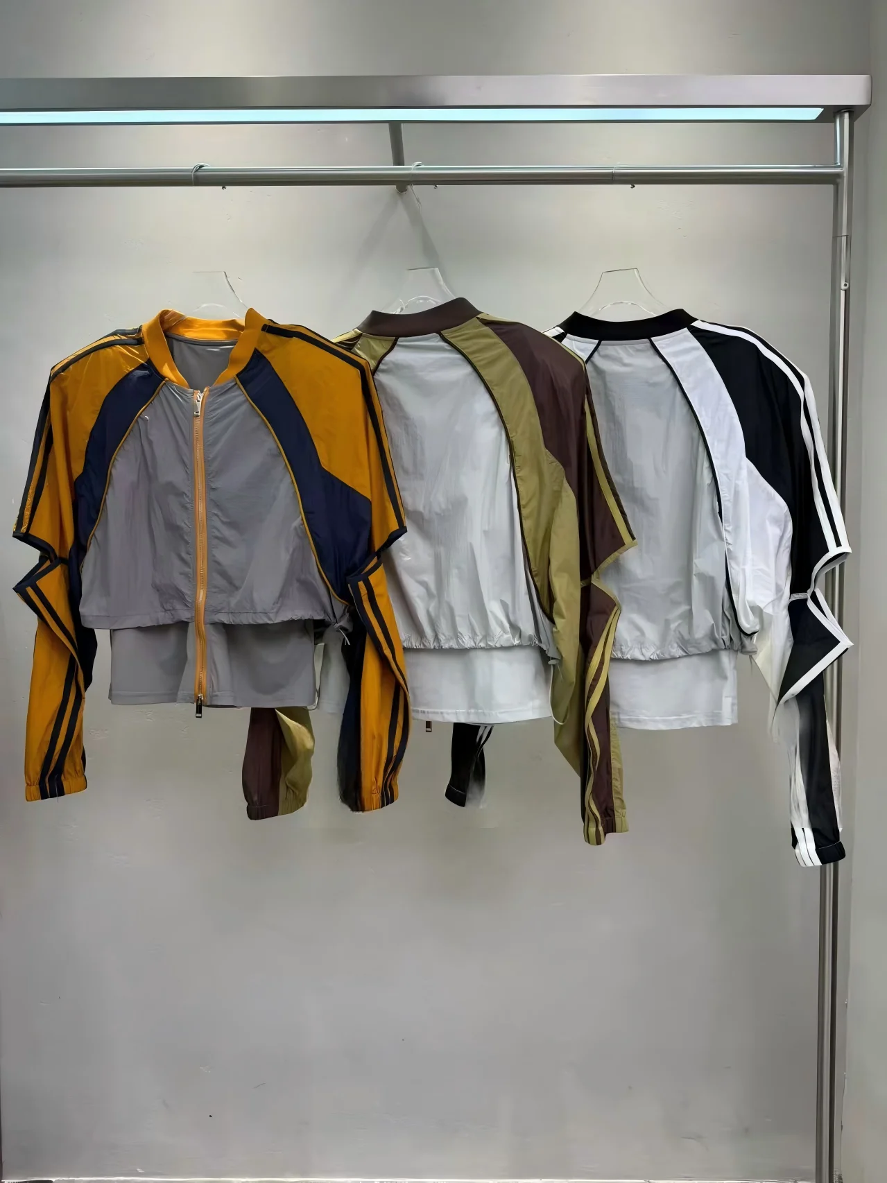 

Sporty Style Color Block Short Jacket Women's Zipper Neck Top UV Protection Fashionable Outerwear Summer 2026 Trendy Design