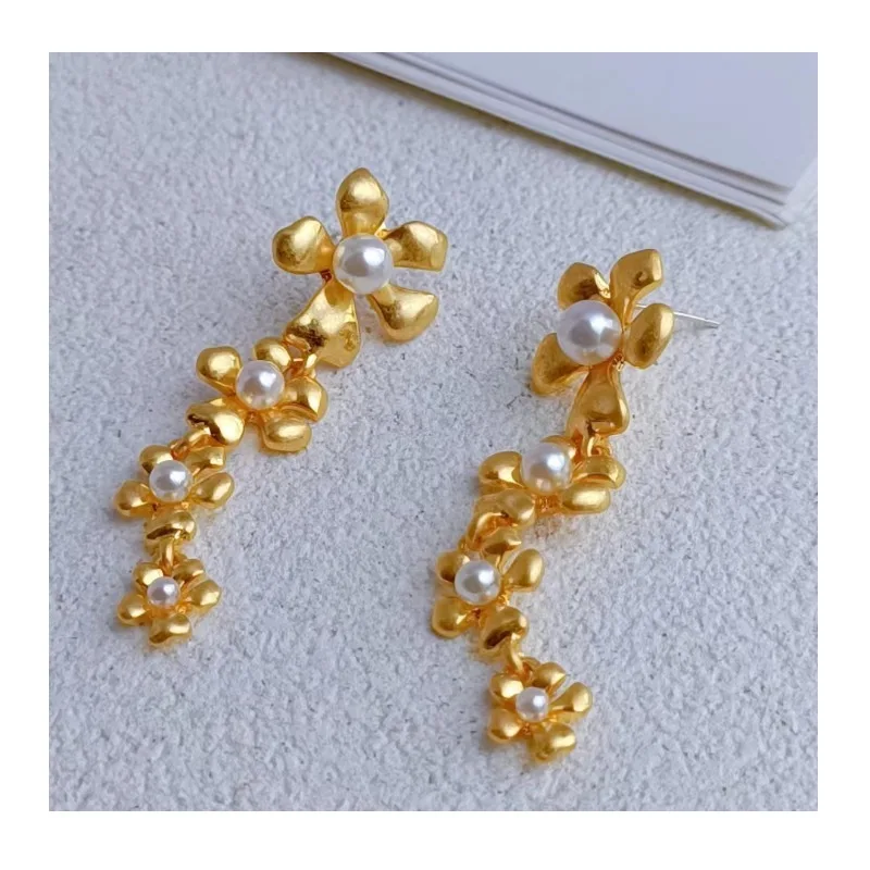 

Tassel Personalized Flower Earrings, Pearl Three-dimensional Camellia Niche Design, Silver Needle Earrings, Niche High-end Earri