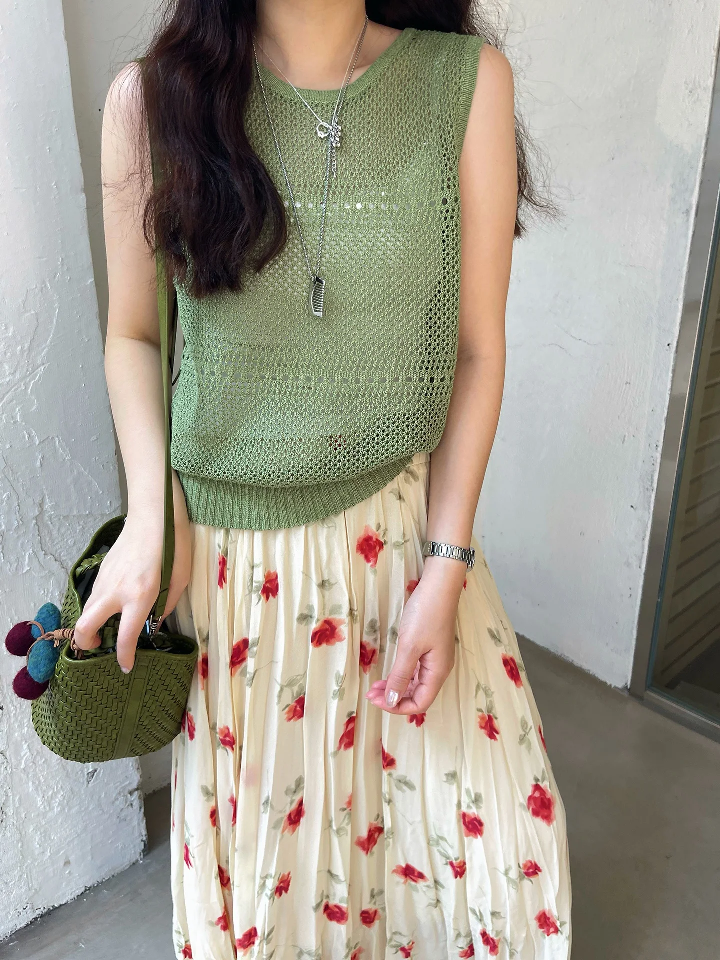 

Женский вязаный жилет без рукавов с вырезами, свободный крой, стройнящий силуэт, весна-лето, новый стиль, для многослойных образов, H-образный, с открытой спиной