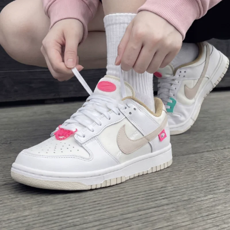Bild 3: Nike Damen Dunk Low Freizeitsneaker, leichte, gepolsterte Skateschuhe DX6060-121