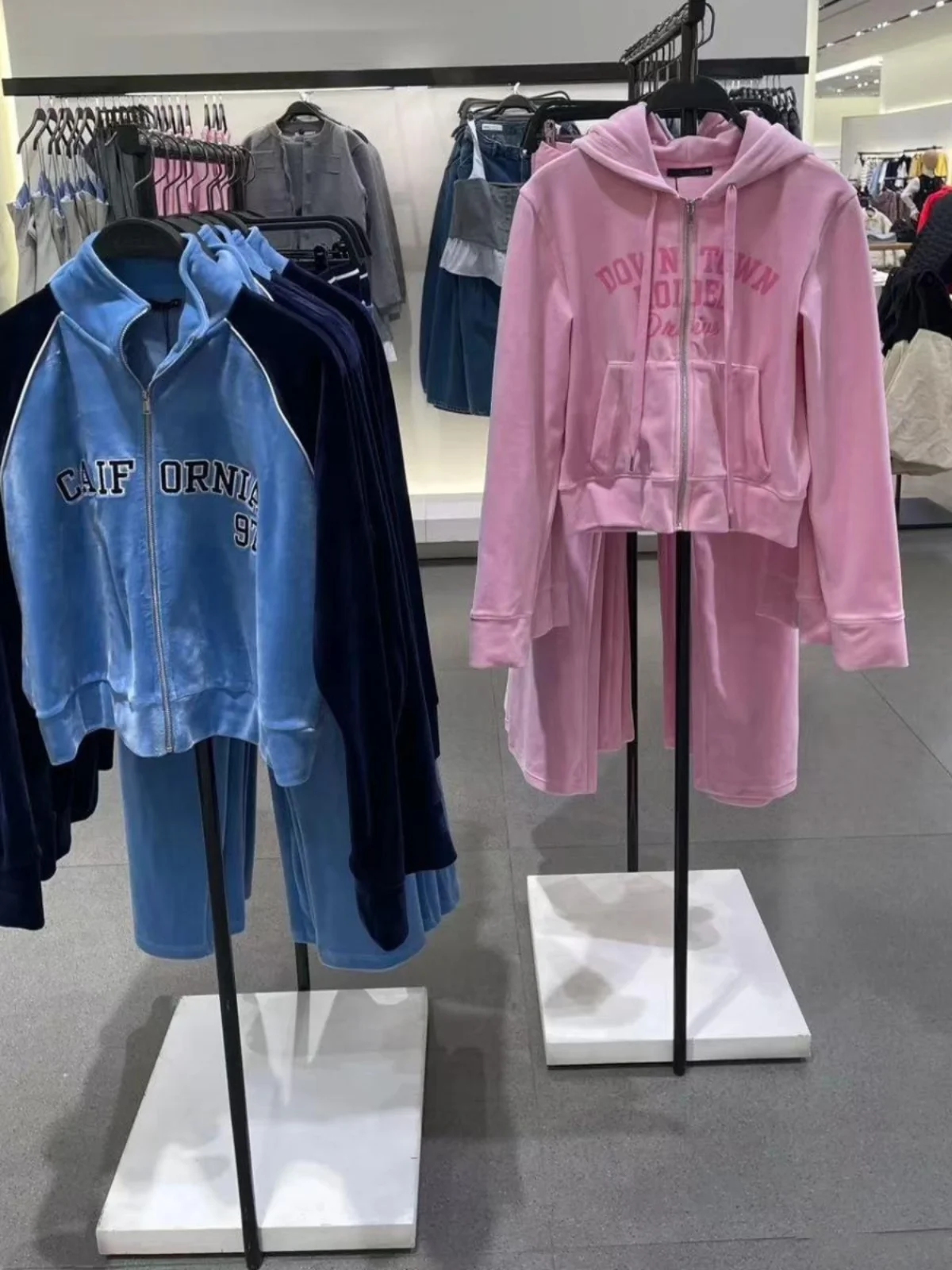 

Spring 2025 Women's American Embroidered Velvet Sport Stand Collar Long Sve Jaet Outerwear Faion Versatile Loose Fit P...