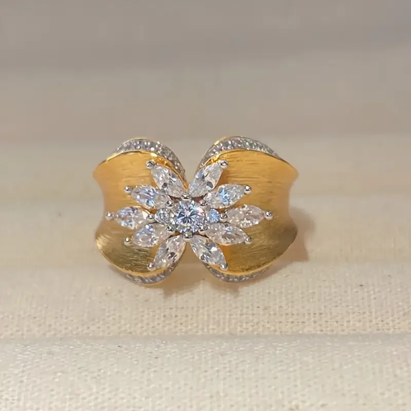 Huitan Ring mit Blumenkurvendesign, zweifarbig, für Damen, luxuriöses Hochzeits- und Verlobungs-Accessoire, bezaubernder Schmuck mit glänzendem CZ-Stein – Detail 2