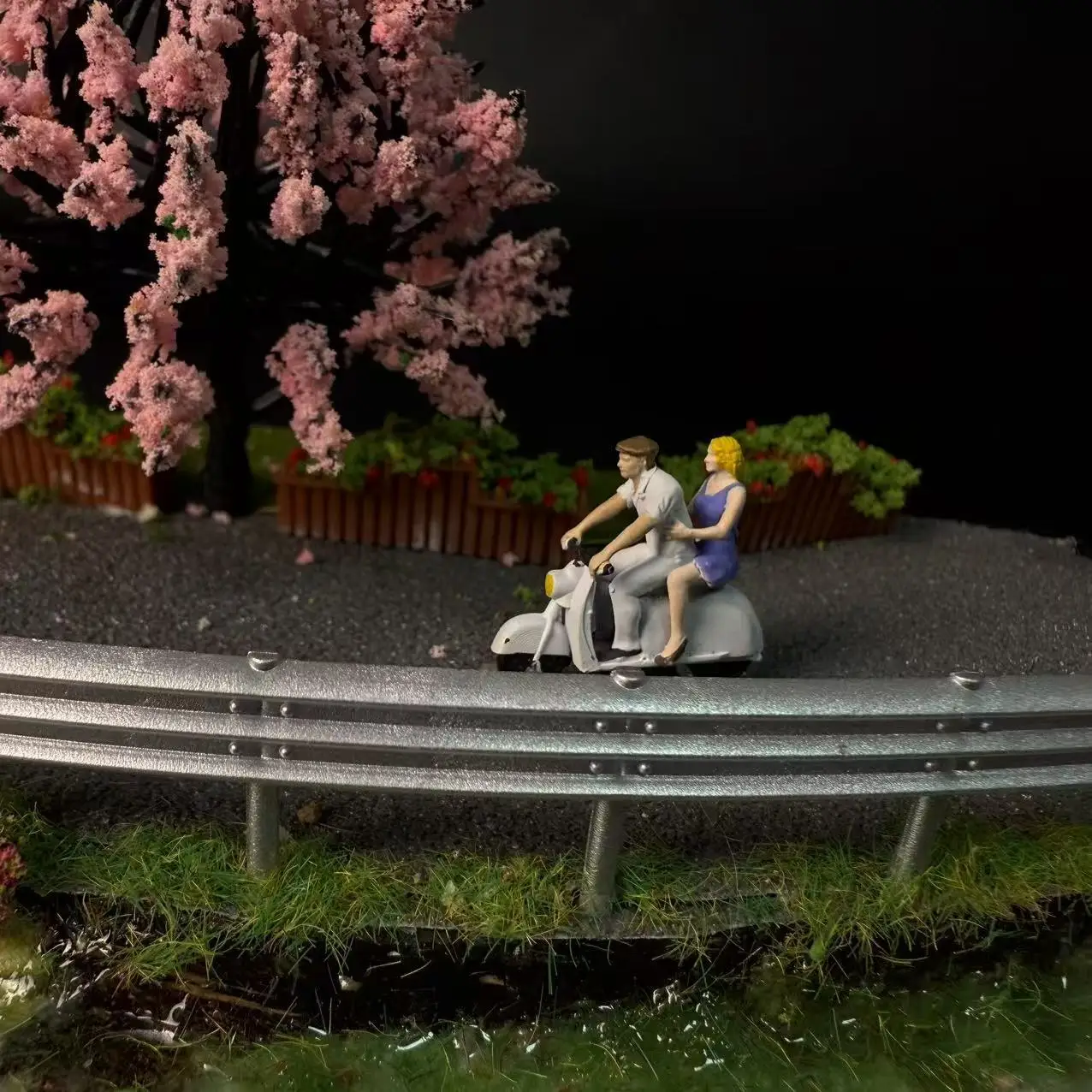 نموذج زوجين يركبان الدراجات مصنوع من الراتنج بمقياس 1/64 للرسم اليدوي وديكور مشهد السيارات