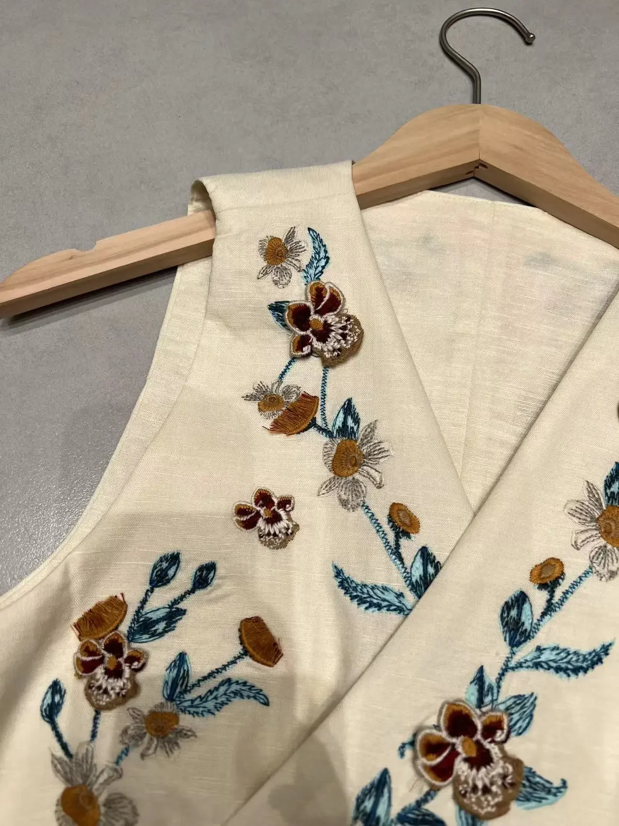 Conjunto 100% de lino con bordado Floral para mujer, chaleco sin mangas con cuello en V y cintura con cordones, Tops + pantalones cortos de cintura alta, conjunto informal