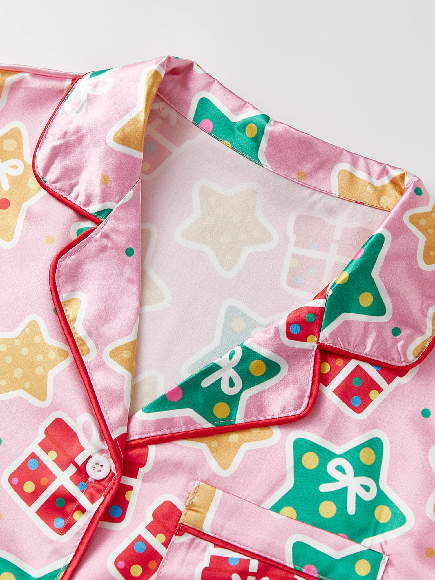 

Женский рождественский пижамный комплект с топом на пуговицах с короткими рукавами и шортами с эластичной резинкой на талии в праздничном принте