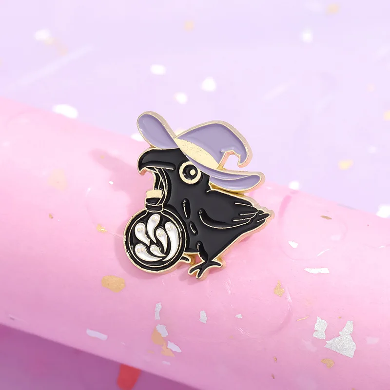 دبابيس المينا للهالوني للأصدقاء ، بروش غراب سحري أسود ، إكسسوارات حقيبة ظهر قبعة طية صدر السترة ، شارة معدنية ، هدية مجوهرات ، بيع بالجملة ، لطيف