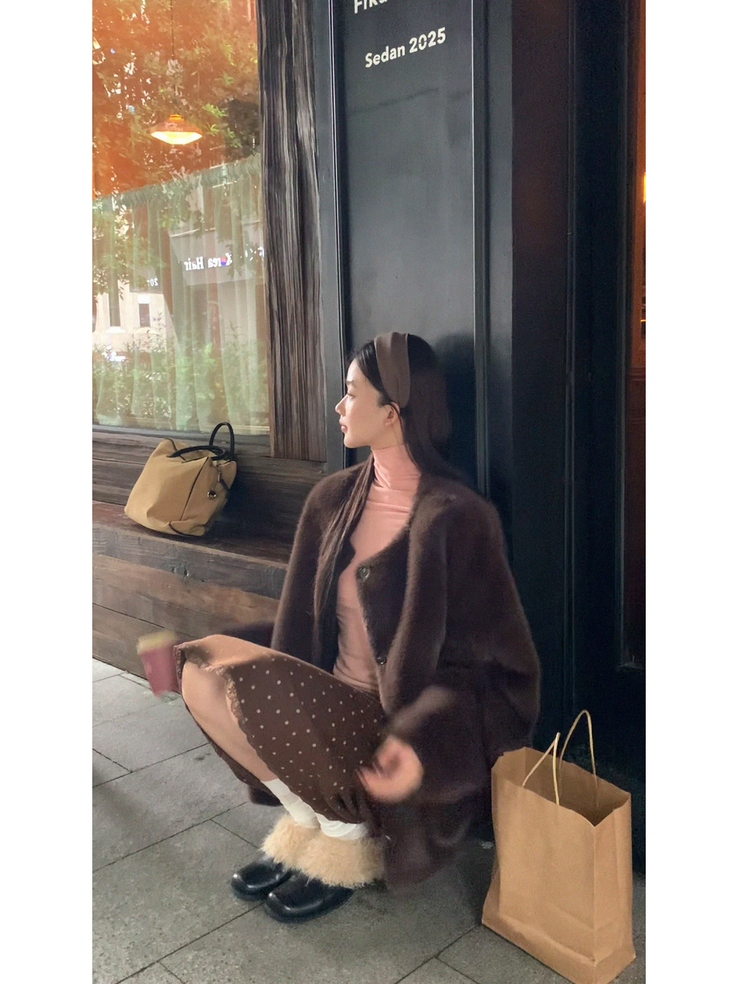 معطف فرو نسائي أحمر من ستوديو المشاهير لخريف وشتاء 2025، سترة قطنية جديدة شعبية بلون بني داكن، تصميم مستقيم بأسلوب عملي #5