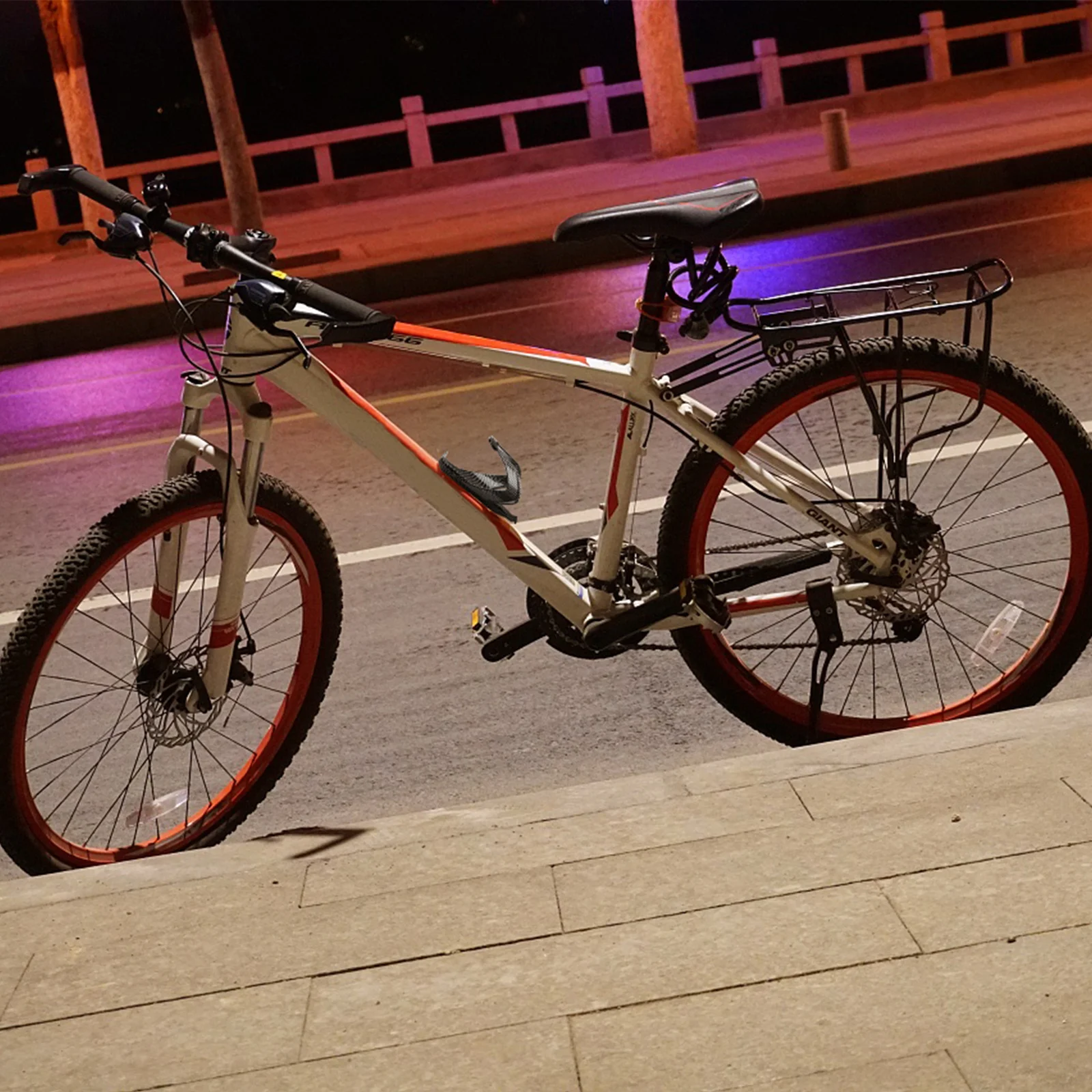 

Держатели для велосипедных бутылок Карбоновый пластиковый легкий держатель для напитков Подходит для большинства бутылок Легкая установка для горных и шоссейных велосипедов