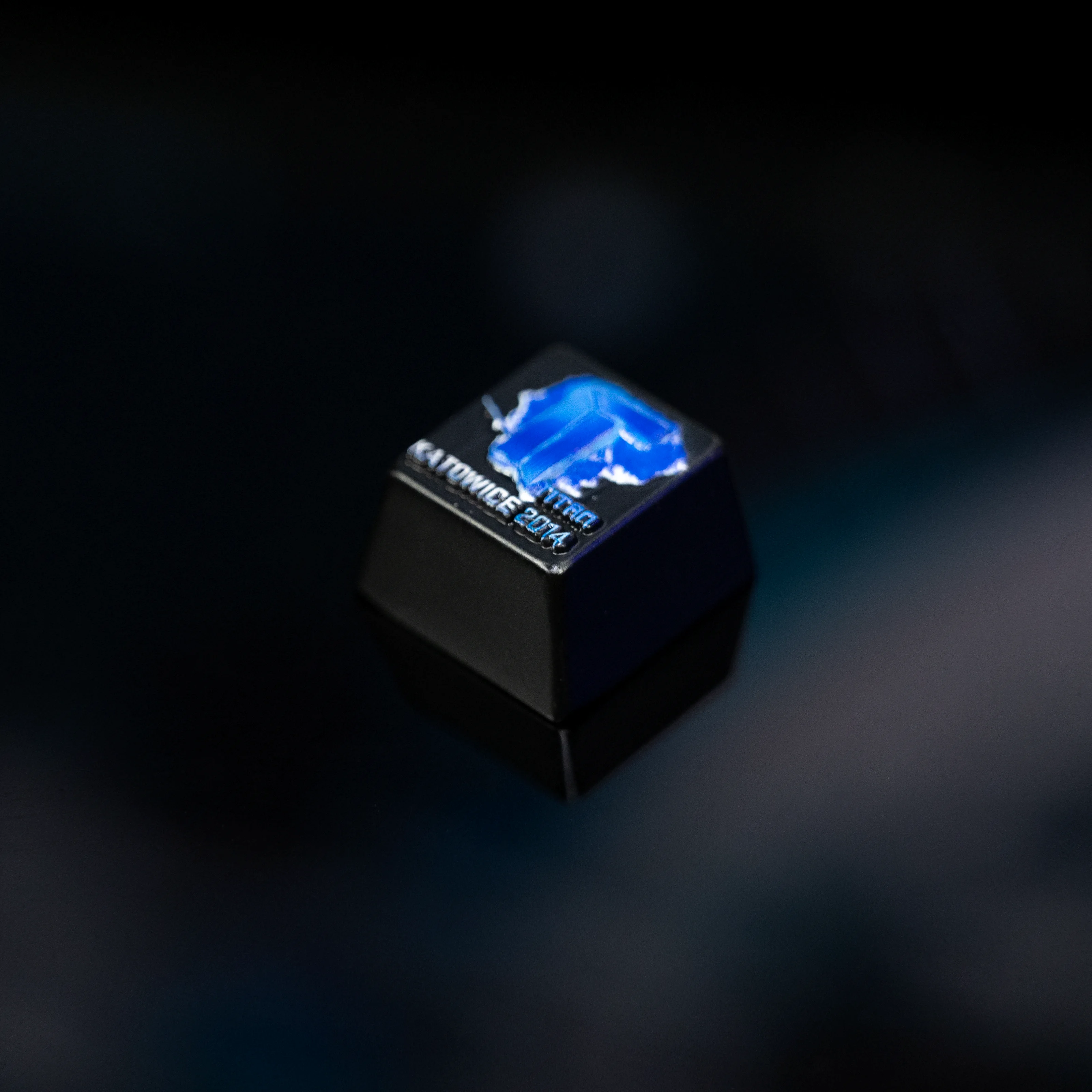 1 Buah Tutup Tombol Titan Berkilau untuk Gamer-Logam Holografik, Campuran Seng CAPWAYI R4 1U, Kompatibel dengan MX