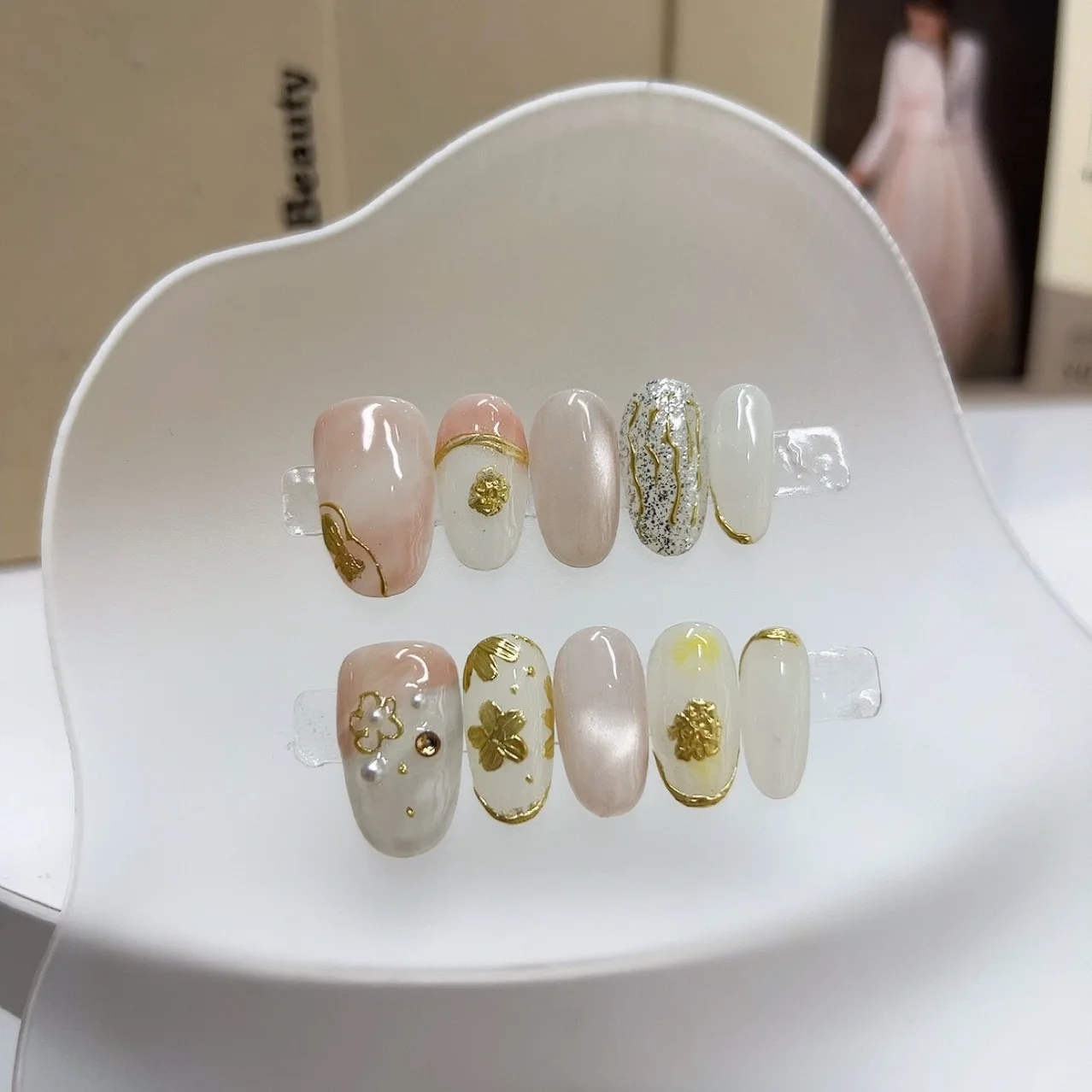 10PCS Retro Metallic Golden Flowers Handmade Press on Nails Glossy Brown Short Oval Fake Nails for Women Wearable Nail Manicure