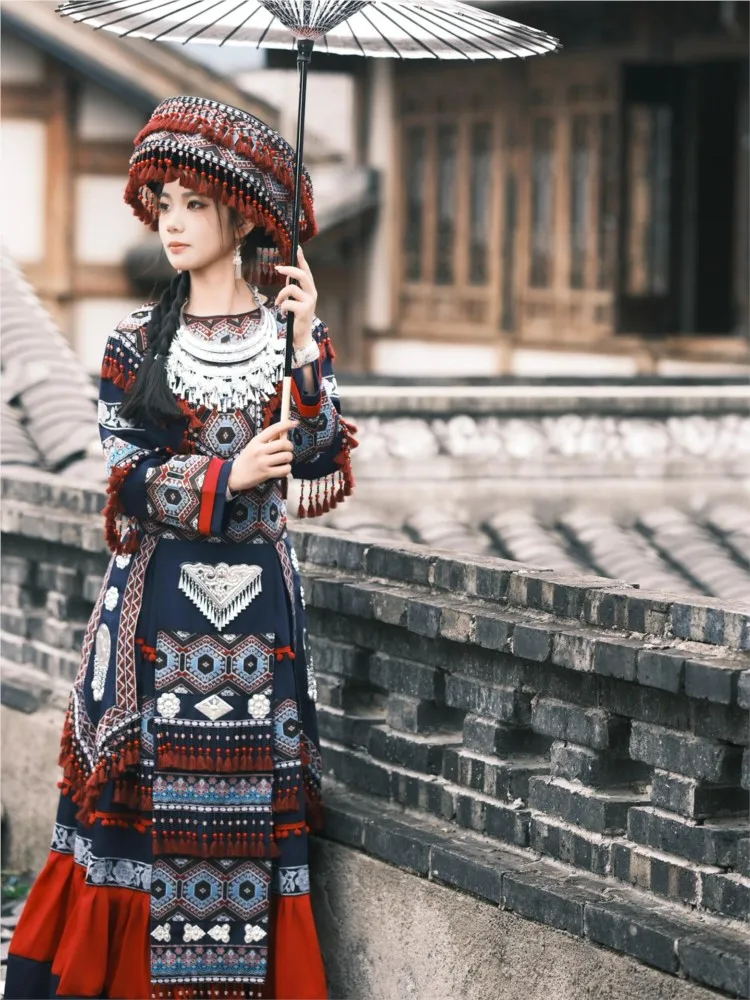 

New female ethnic style performance costumes and photography photos