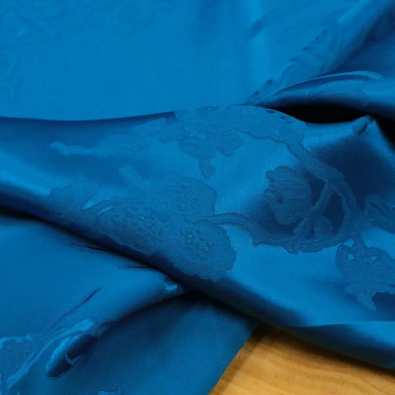 

New Chinese-style silk jacquard satin fabric cheongsam top is a niche clothing