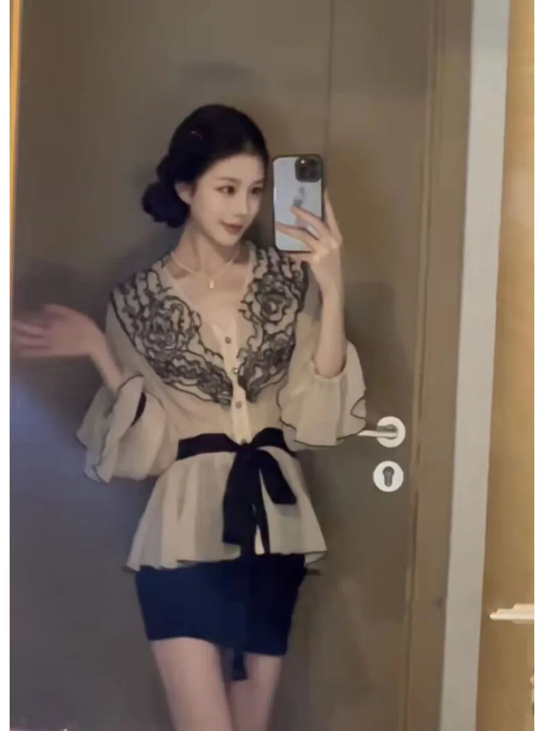 Elegant Lace Splice Long Sleeve Shirt Women's Design Slimming Waistline Versatile Top Korean Style Button Detail Gathered V-neck