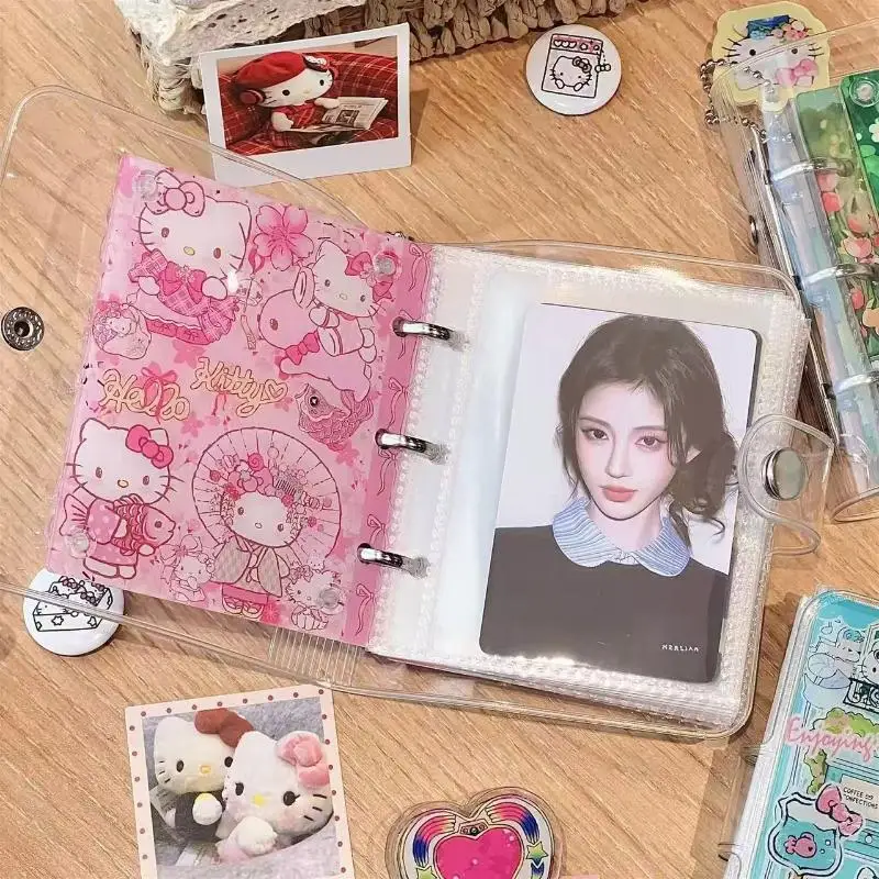 Il libro di carte a fogli mobili in acrilico della serie HelloKitty dei cartoni animati può contenere biglietti di celebrità, carta bancaria, fotografia, regalo di Natale di Halloween