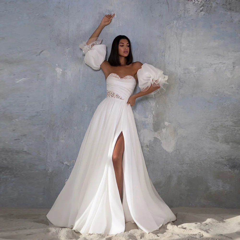 Maßgeschneidertes, herzförmiges, gepunktetes, glänzendes Hochzeitskleid aus Chiffon mit Schnürung und Hofhochzeitskleid mit seitlichem Schlitz