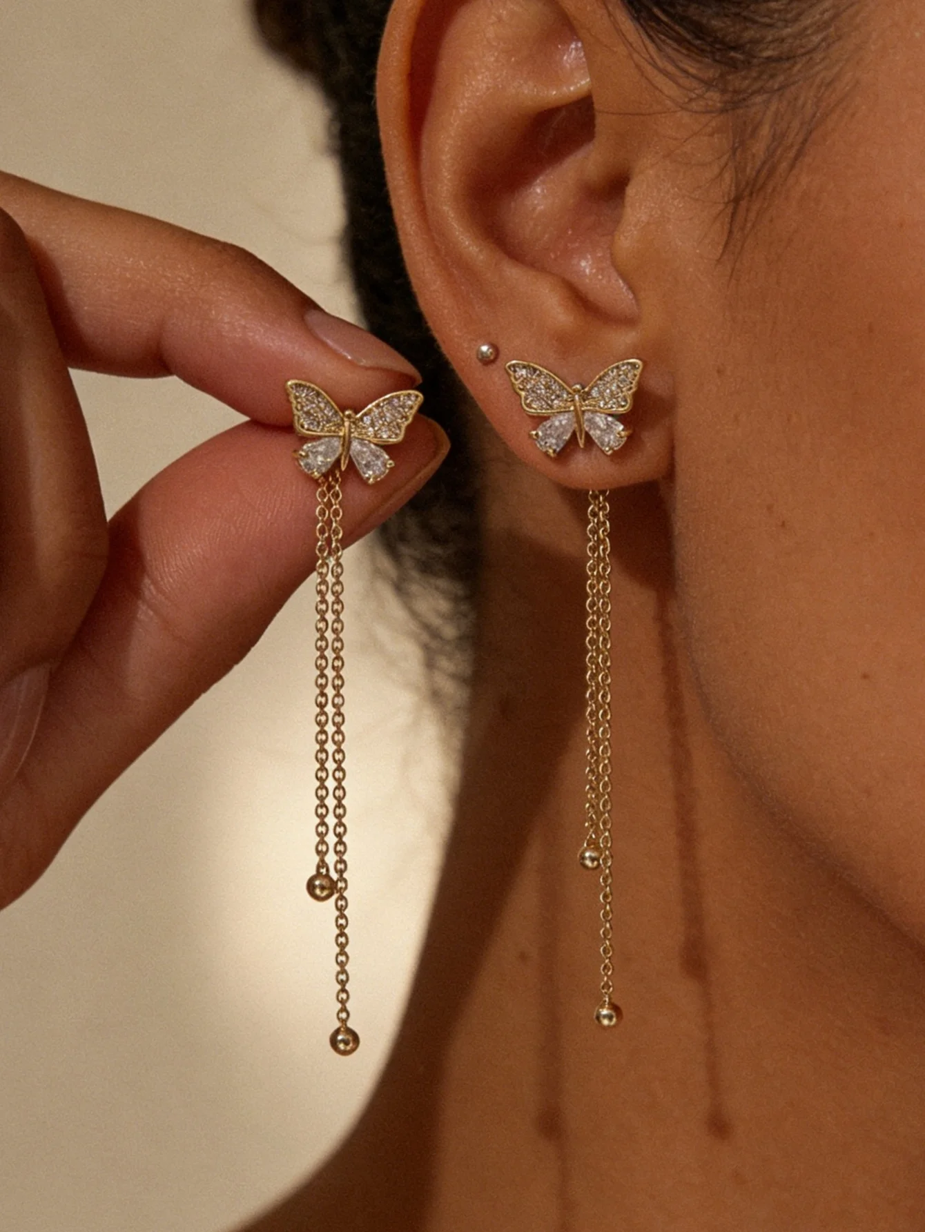 

1 пара минималистичных женских сережек-бабочек с длинными бахромчатыми элементами и бриллиантовой инкрустацией, одна пара с двумя дизайнами, идеально подходят для свиданий.