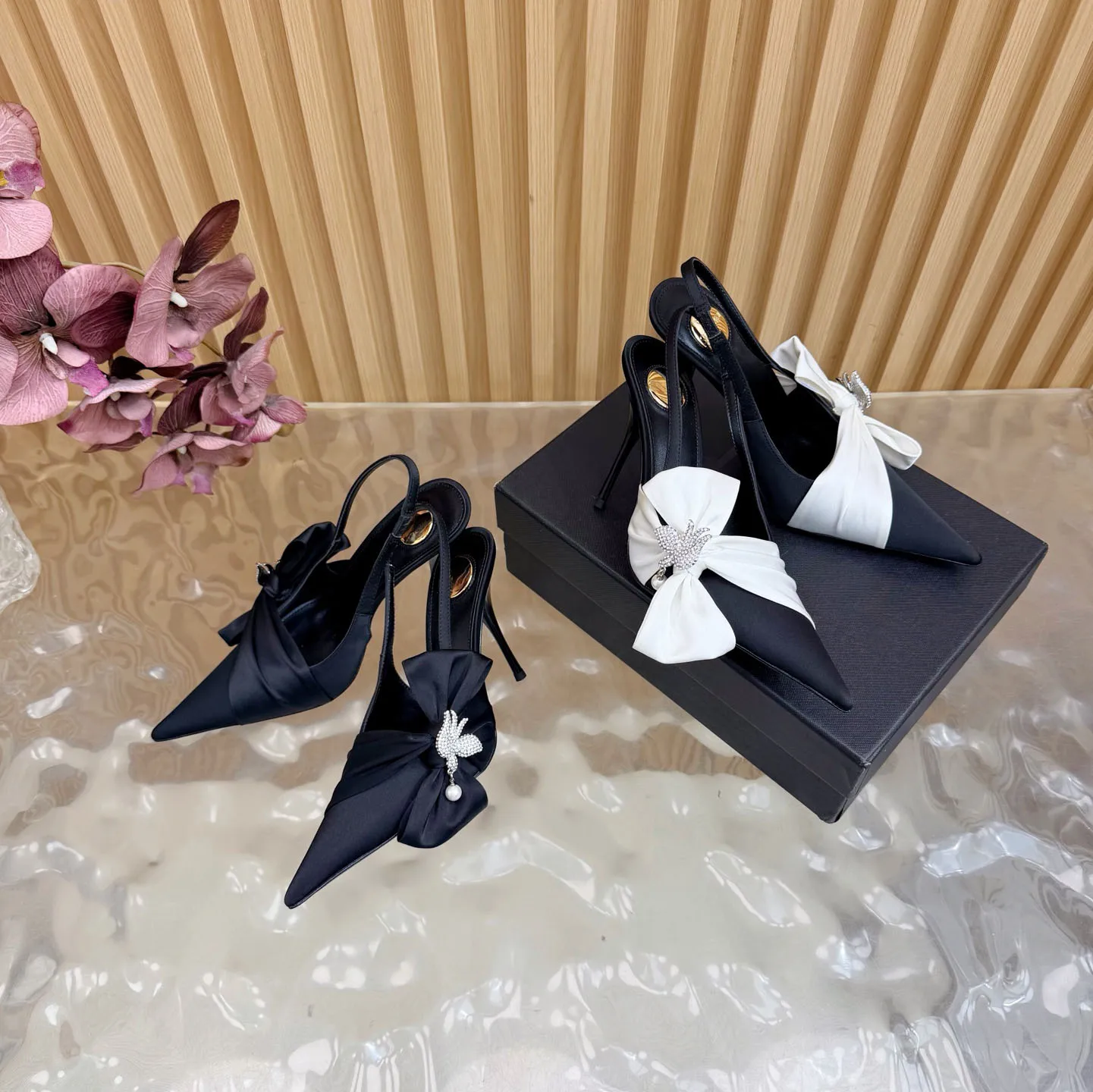 

Горячая распродажа: Женские атласные туфли-лодочки на шпильке с открытым задником, украшенные стразами, с бантом, двухцветные, с ремешком сзади, босоножки