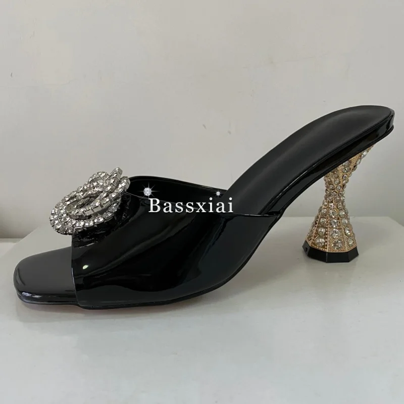 صنادل نسائية بكعب غريب مزخرفة بالكريستال مع إبزيم من حجر الراين وأحذية خفيفة صيفية للبغال أحذية عصرية للفتيات